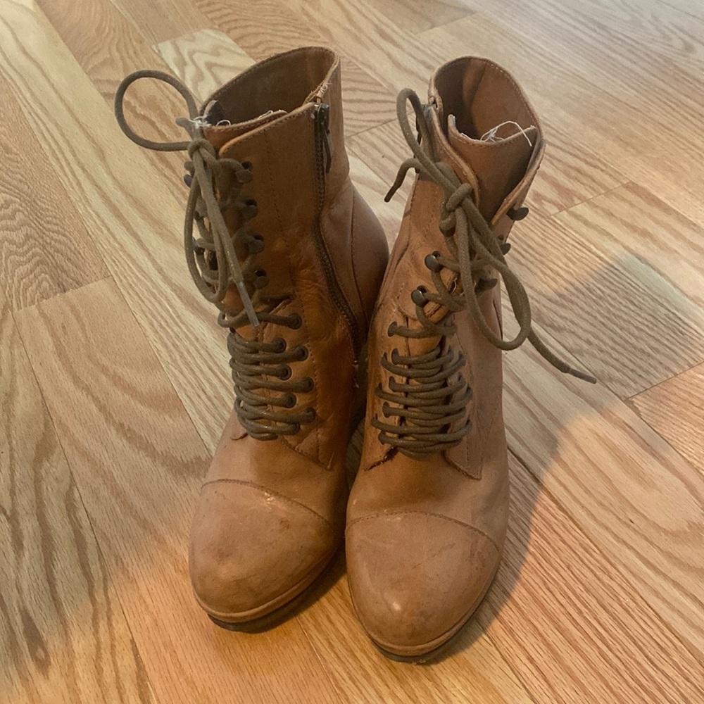 Vince Camuto Suni Wedge Lace Up Boots Size 7.5